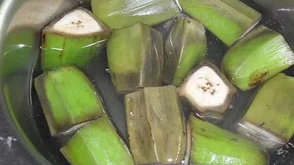 Panela de casa com o caldo a ferver