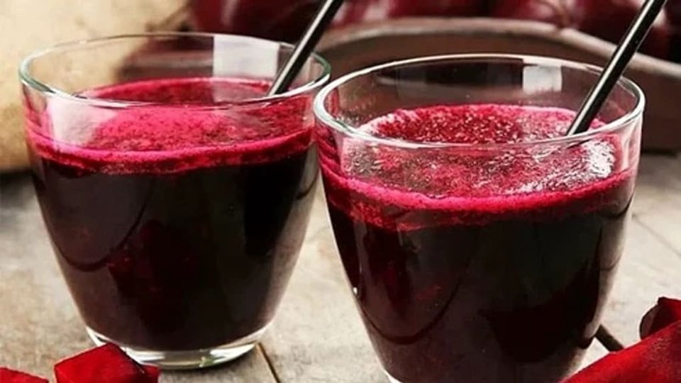 Dois copos de infusão servida na mesa